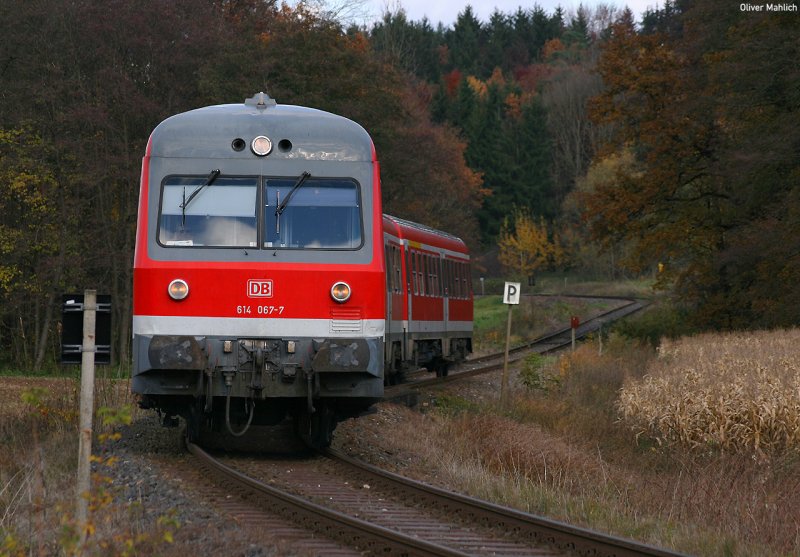 Nebenbahn Neunkirchen (am Sand) - Simmelsdorf-Httenbach: Die remotorisierte, mit TAV und neuen Tren ausgerstete Garnitur 614 067/068 bei Au. November 2007