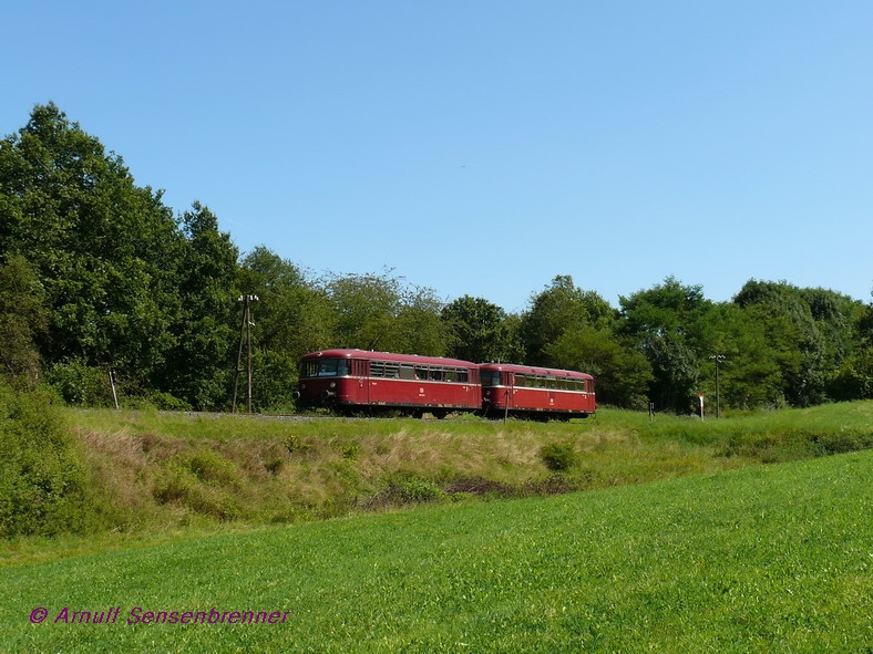 Nebenbahnflair einer vergangenen Zeit in der Eifel:
Bei Gerolstein fhrt die Uerdinger-Schienenbusgarnitur 796-784 und 996-748 der Vulkan-Eifel-Bahn (VEB) nach Ulmen.
19.08.09