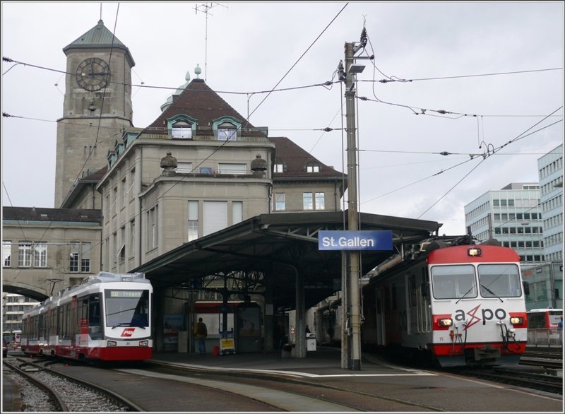 Nebenbahnhof St.Gallen der Appenzellerbahnen mit Be 4/8 der Trogenerbahn und BDeh 4/4 der Gserbahn, die heute beide zu den Appenzeller Bahnen gehren. Der Turm im Hintergrund gehrt brigens zur Hauptpost. (04.10.2008)