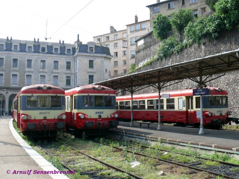 Nebenbahnidylle mitten in der Grostadt:
In Lyon Saint-Paul sind hier drei EAD (Caravelle) Garnituren in klassischer Farbgebung zu sehen.
Auch wenn die Strecke zum Bahnhof elektrifiziert ist und direkt hinter dem Bahnhof steil ansteigend in einem Tunnel verschwindet, fahren hier nur diese betagten Dieseltriebzge. Die Zge stehen alle mit den Steuerwagen (XR8698+XR8725+XR8435) nach oben und werden also hochgeschoben. 
09.06.2007  Lyon Saint-Paul
