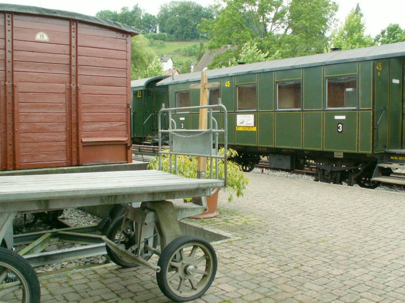 Nebenbahnromantik im Kandertal.Hier fehlen nur noch die Reisenden mit der Mode aus jener Zeit.Kandern 12.07.09