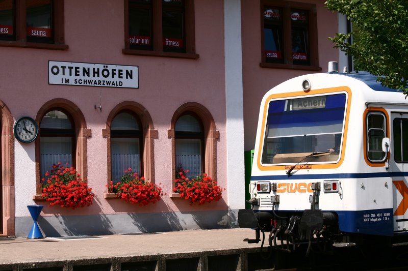 Nebenbahnromantik mit dem VT 125 in Ottenh�fen, 29. Juli 2008.