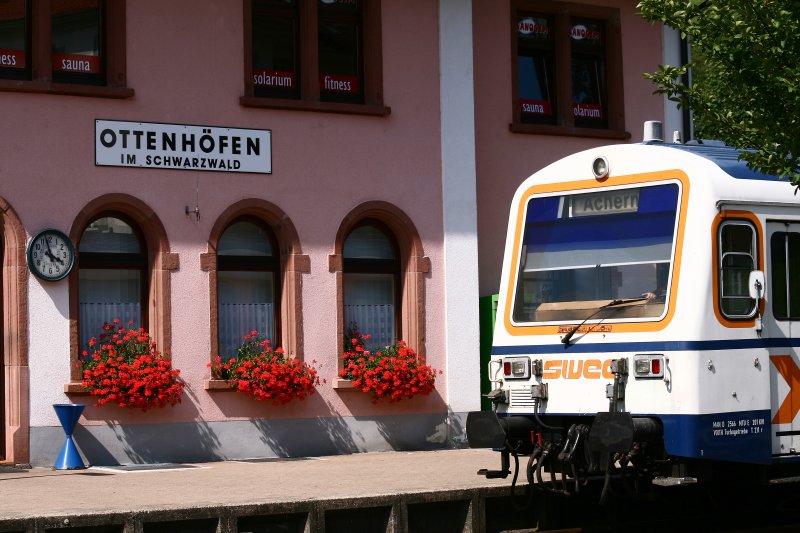 Nebenbahnromantik mit dem VT 125 in Ottenhfen, 29. Juli 2008.