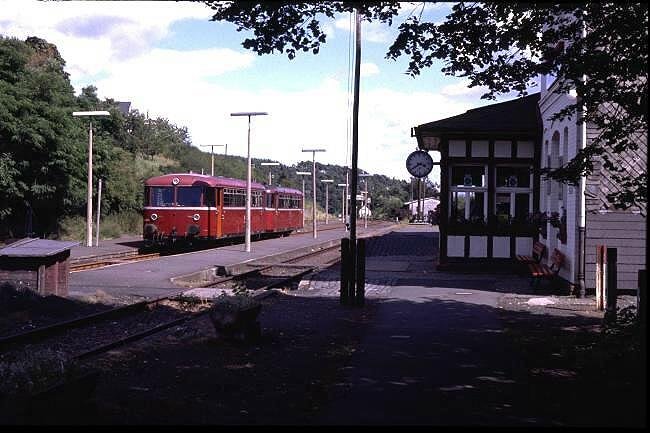 Nebenbahnromantik pur im Jahr 1984 auf der inzwischen stillgelegten Strecke Herborn-Niederwalgern.(Aufnahme: Hartenrod)