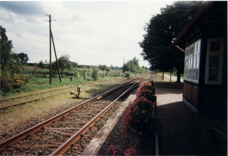 Nebenbahnromantik pur. Mir ist nicht bekannt, ob auf dieser Strecke Richtung Fa�berg-M�den noch Zugverkehr besteht.