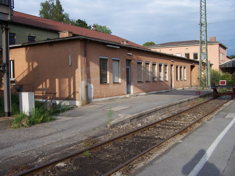 Nebengebude des Bahnhofs Rosenheim verweist. Beherbergte Fahrmeister, Aufenthaltsraum fr Zugfhrer und Schaffner, Rangierdienstleiter und Aufenthaltsraum fr die Rangierer. Wagenmeister, Bahnpolizei und Bahnhofsmission. Durchgang zur ehemaligen Kantine in dem auch der Hundezwinger untergebracht war. Desweiteren befanden sich im Keller die Dusch- und Umkleiderume. Aufgenommen am 25.05.07 