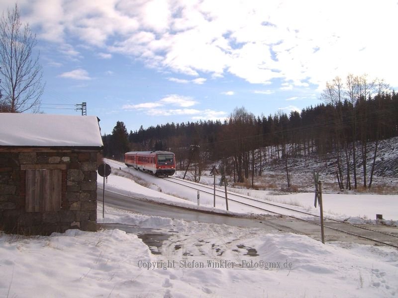 Nebenstrecke Hof - Bad Steben im Winter 2007 nach dem Sturm Kyrill. Ein Hofer 628 steigt gerade vom HP Rothenbrg in das Tal der Selbitz hinab und wird in wenigen Minuten den Kreuzungsbahnhof Selbitz erreichen.
JA - ich weiss dass das Copyright strt.  Die Bilder hier sind aber zum Betrachten des Motivs/Inhalts und nicht zum unerlaubten abgreifen. Verwendungserlaubnis gibt es bei mir als Urheber!