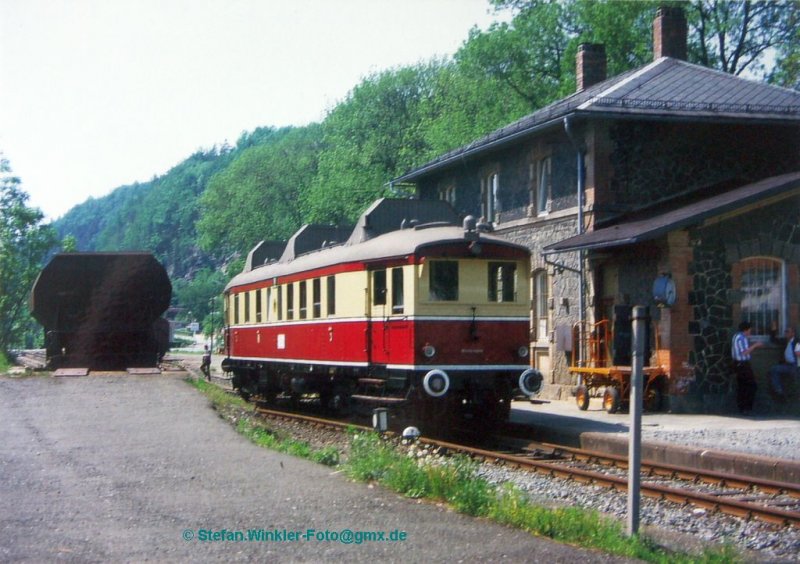 Nebenstrecke nach Bischofsgrn zum zweiten: Der Wumag Tw auf Sonderfahrt im Bf von Bad Berneck, dem Kurort. Aufnahme vom Mai 1985. Heute ist alles weg, sogar das Bahnhofsgebude musste weichen, damit die Strae dort sich ausbreiten kann. Was fr ein toller Kur-Ort!