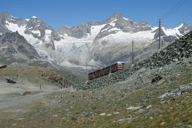 Nebst dem Matterhorn gibt es in den Walliser Alpen durchaus noch andere sehenswerte Berge, die sich als Hintergrund fr ein Bahnbild bestens eignen. Am 6.8.09 fhrt der Bhe 4/8 3043 bergwrts Richtung Gornertgrat.