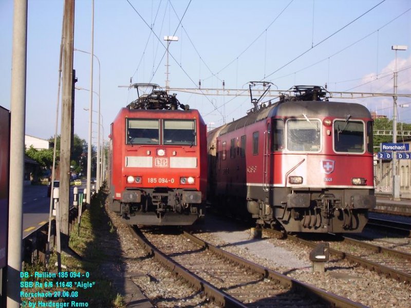 Nebst SBB-Cargo verkehrt auch DB-Schenker in der Schweiz..
Hier rumpelt 185 094-0 neben meinem Zug vorbei in Richtung Konstanz DB etc.
Rorschach 27.06.08