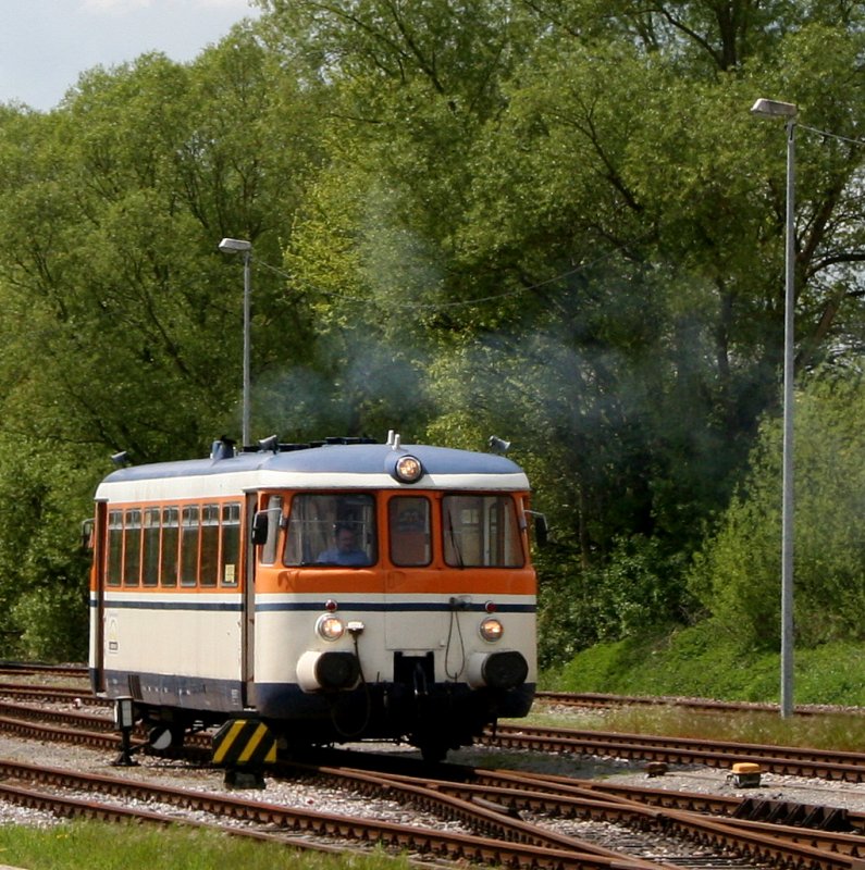 Neckarbischofsheim Nord, BW Bernau: Einige Rangierarbeiten sind ntig, bis der alte Zug seine endgltige Standposition erreicht haben wird, 02.05.08.