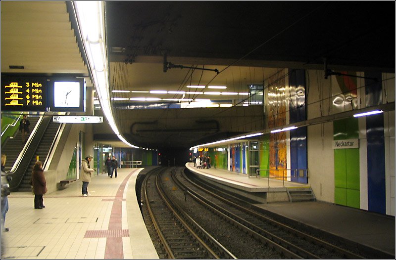 Neckartor U1, U2, U4, U9, U14, (U11) - 

Übersichtliche Anlage ohne Mittelstützen und offene Verbindung zwischen den beiden Ebenen. Hochbahnsteige wurden 1998 eingebaut, diese wurden 2004 auf Doppeltraktionslänge erweitert und Aufzüge wurden nachgerüstet. Aus Kostengründen verzichtete man darauf, die gesamte für 3-Wagen-Züge reichende Bahnsteige anzuheben. 

08.02.2005 (M)