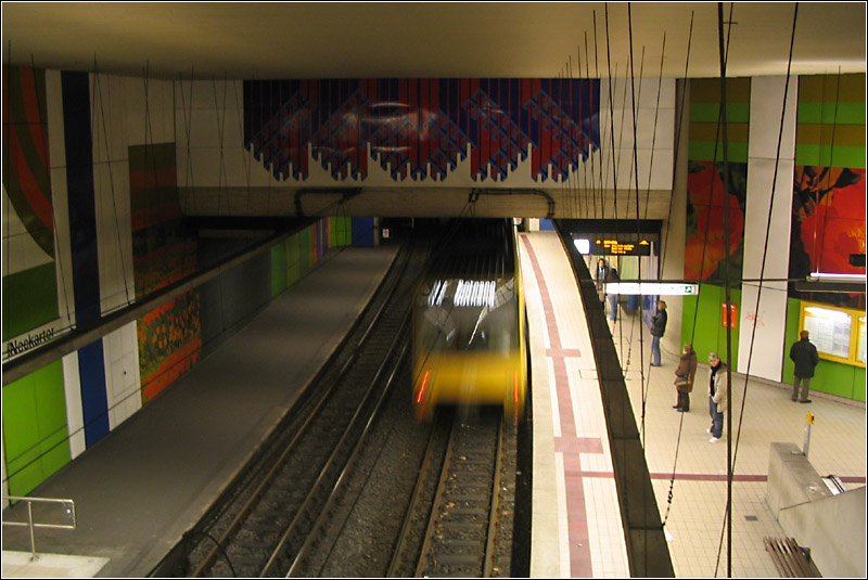 Neckartor U1, U2, U4, U9, U14 (U11) - 

1972 wurde der Tunnel der Tallängslinie um zwei U-Stationen vom Charlottenplatz bis Stöckach verlängert. Im Gegensatz zu den bisher gebauten U-Bahnhöfen wurde von der reinen Zweckform abgewichen und räumlich großzügigere Bauwerke geschaffen mit offenen Galerien zwischen den in Bahnsteigsmitte liegenden Zugangsebenen und den Bahnsteigen. Ähnlich offene Hallen finden sich beispielsweise auch bei der Metro in Brüssel. 

08.02.2005 (M)