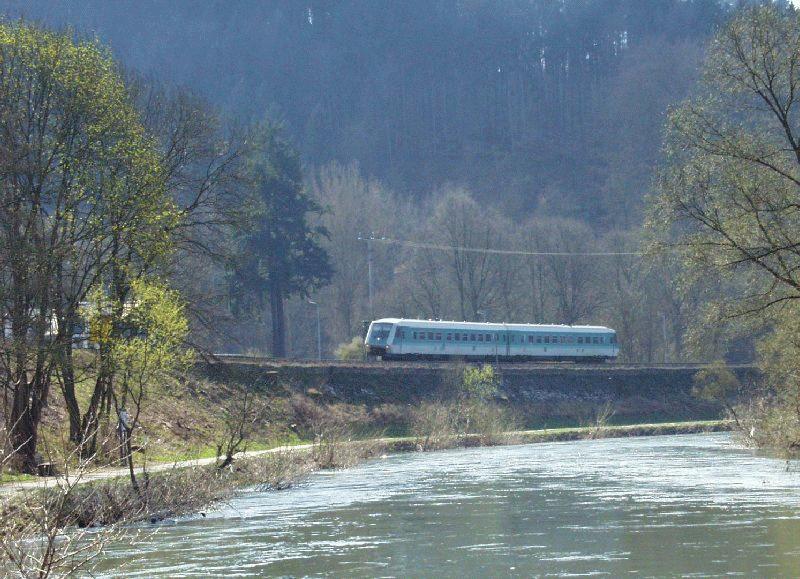 Neigetechnik-Dieseltriebwagen der Baureihe 611 (mint-wei) der DB Regio AG auf der Lahntalbahn im Abschnitt zwischen Grveneck und Weilburg als RE 3285 auf der Fahrt von Koblenz Hbf nach Gieen.<br><br>
Datum: 26. Mrz 2002

