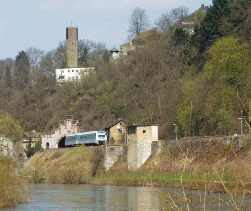 Neigetechnik-Dieseltriebwagen der Baureihe 611 (mint-wei) der DB Regio AG auf der Lahntalbahn im Abschnitt zwischen Grveneck und Weilburg als RE 3285 auf der Fahrt von Koblenz Hbf nach Gieen, kurz vor der Einfahrt in den Weilburger Tunnel.<br><br>
Datum: 26. Mrz 2002

