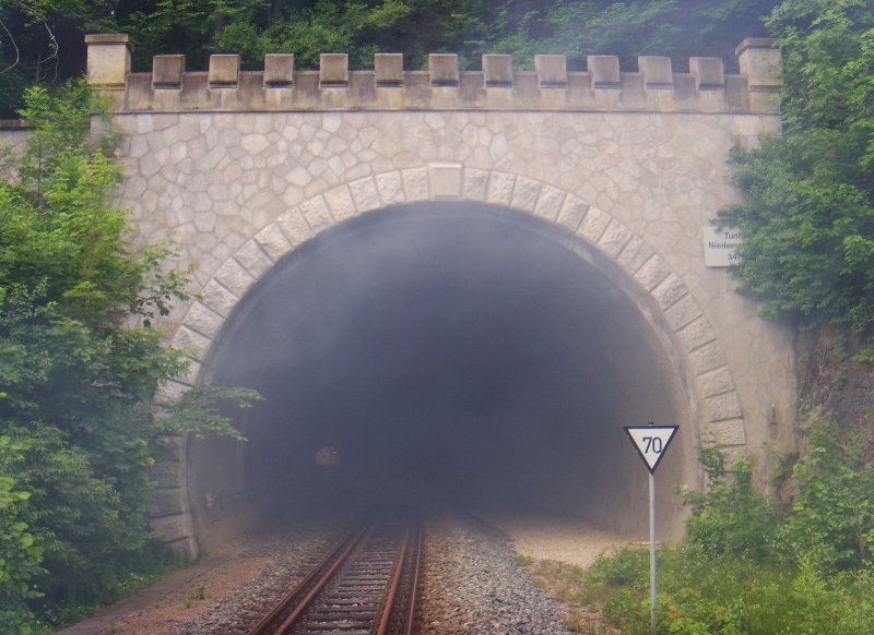Nein, kein Tunnelbrand! Den 348m langen Tunnel Niederschlema durchfuhr gerade ein dampflokbespannter Sonderzug.