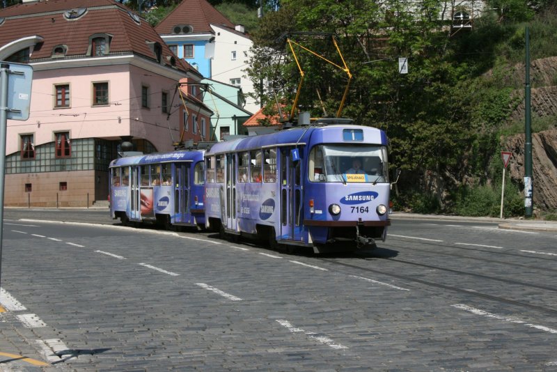 Nein keine lila Kuh.Zwei Tatra vom Typ T3SUCS aufgenommen am 02.05.09.