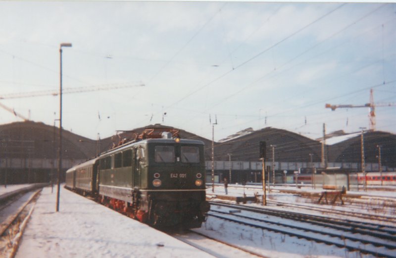 Nein, das ist keine Modellbahn sondern echt (eingescannt, deswegen die besch.. Qualitt)
E42 im Leipziger Hbf in weihnachten 1998
