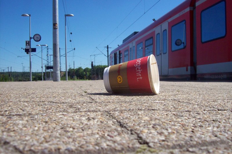 Nein das war nicht die aller allerletzte S-Bahn von Plochingen nach Herrenberg an diesem Tag, weswegen wohl dieser Kaffeebecher einsam und alleine auf dem Plochinger S-Bahnsteig vor sich hin vegetiert, war wohl ein sehr hektischer Zeitgenosse *G* So gesehen am 23.05.09