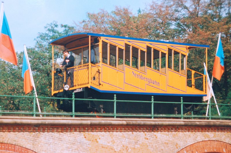 Nerobergbahn in Wiesbaden - aufgenommen am 10.10.1993. Die durch Wasserballast angetriebene Zahnstangen-Drahtseilbahn - nach dem System Riggenbach - auf den Neroberg wurde bereits 1888 in Betrieb genommen. Auf halber Strecke gibt es eine mittige Ausweiche nach dem System Abt.