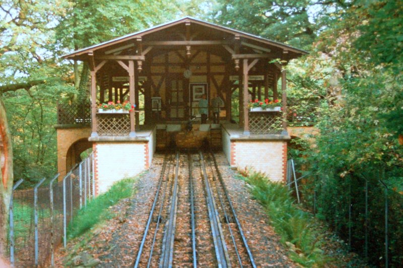 Nerobergbahn in Wiesbaden - aufgenommen am 10.10.1993. Die durch Wasserballast angetriebene Zahnstangen-Drahtseilbahn - nach dem System Riggenbach - auf den Neroberg wurde bereits 1888 in Betrieb genommen. Auf halber Strecke gibt es eine mittige Ausweiche nach dem System Abt. Hier abgebildet die Bergstation.