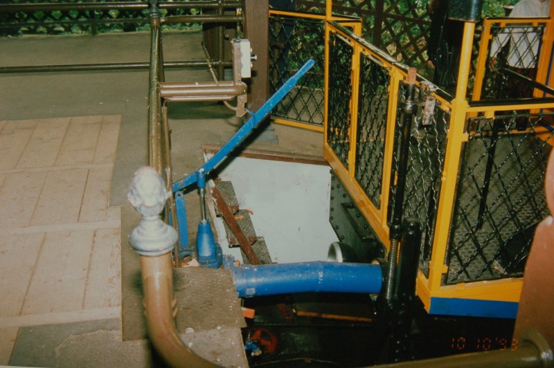 Nerobergbahn in Wiesbaden - aufgenommen am 10.10.1993. Die durch Wasserballast angetriebene Zahnstangen-Drahtseilbahn - nach dem System Riggenbach - auf den Neroberg wurde bereits 1888 in Betrieb genommen. Auf halber Strecke gibt es eine mittige Ausweiche nach dem System Abt. Hier gut zu sehen das blaue Wasserrohr zur Befllung des Ballasttanks des jeweiligen Wagens in der Bergstation.