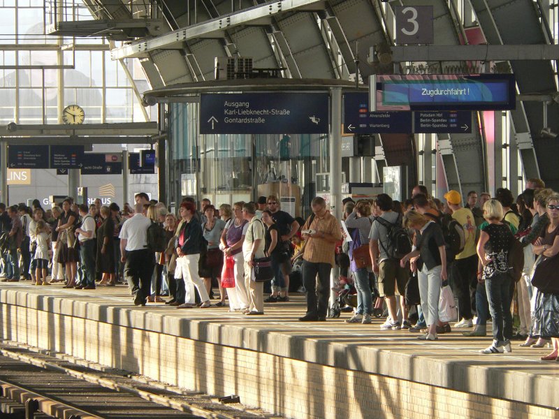 Nervensache. Vom Alex fahren die Zge nur in Richtung Osten, und das auch nicht gerade hufig. Oft bestehen 20-Minuten-Lcken. 9.9.2009, Alexanderplatz