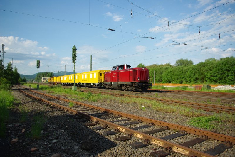 NeSA V100 2335 mit Schienenschleifzug --> S�den. Abgelichtet in Eschwege West am 20.05.2009.