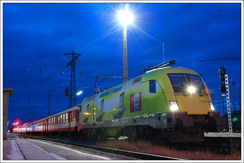 Netter Abschluss eines netten Fototages. 1116 033 bernahm  am 21.9.2008 in  Spielfeld-Stra OEC 150 “Emona“ aus Ljubljana (Laibach). Die Aufnahme zeigt den Zug beim Halt in Graz kurz vor der Weiterfahrt nach Wien Sdbahnhof.