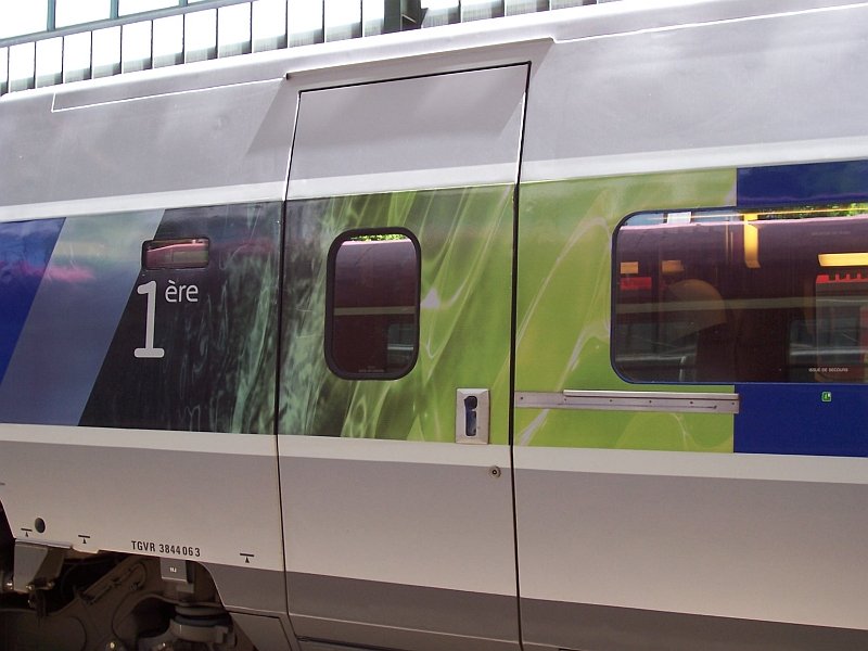 Nettes Designe an der Tr des Zwischenwagens 1.Klasse TGV POS 4406, aufgenommen am 27.05.2007.