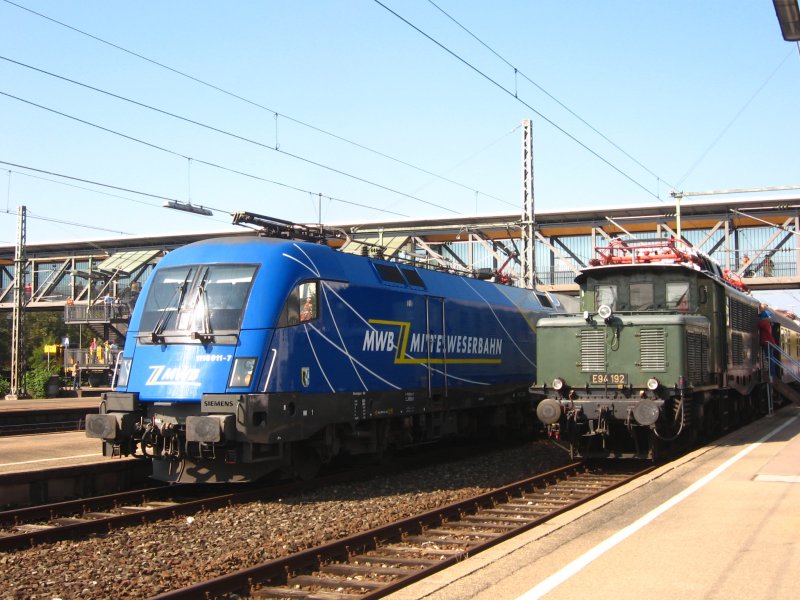 Neu und alt stehen friedlich beisammen: 1116 911-7 der MWB und E94 192 beim Modellbahntreff in Gppingen 16.9.07