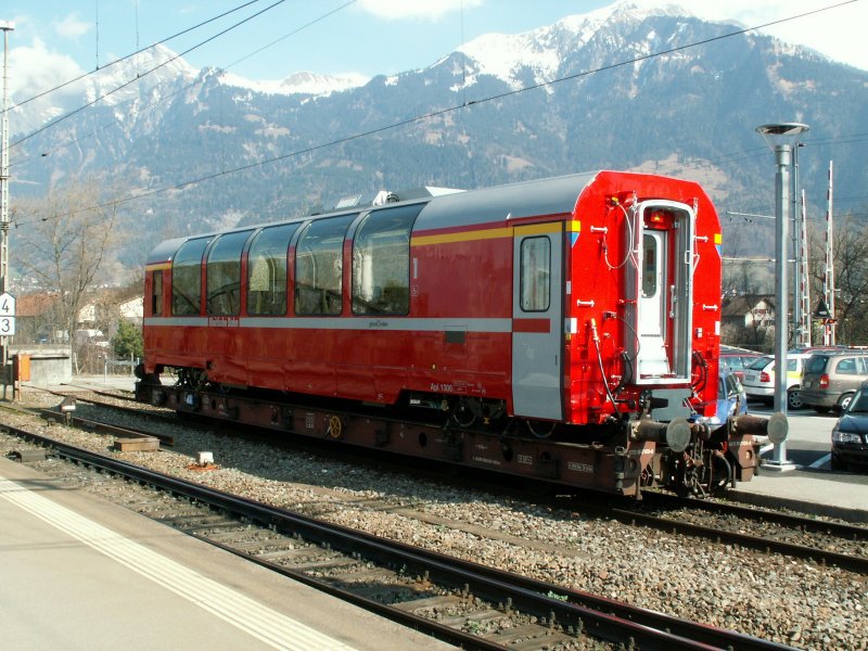 Neu angelieferter Panoramawagen(Stadler)fr die Berninabahn.Hier noch auf einem SBB Rollschemel.Landquart 09.03.07