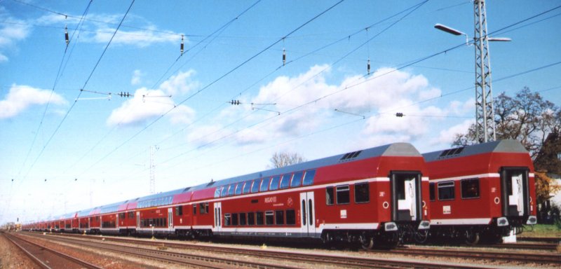 Neu auf der Schwarzwaldbahn: hier stehen 28 nagelneue Doppelstockwagen in Gengenbach im November 2006. Offenbar 
wurde zu diesem Zeitpunkt Software auf das Datensystem aufgespielt.  