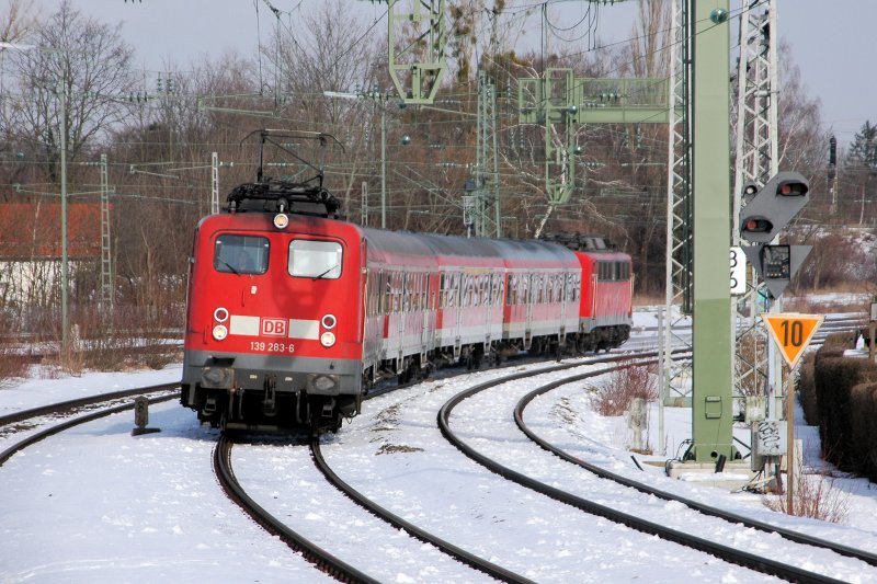 Neu auf der Strecke Mnchen-Kochel sind die von Railion angemieteten 139 137 & 283. Hier am 25.02.09 am Westkreuz mit RB 30571