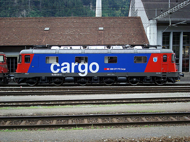 NEU sieht sie aus: Re 620 051-3 Arlesheim im cargo-Design neben dem Depot in Erstfeld, 05. Juli 2009