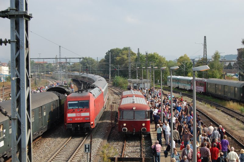 Neu trifft alt und �lter... So gesehen am 19. September 2009 bei den M�rklin-Tagen in G�ppingen. Der Schienenbus des Bayerischen Eisenbahnmuseums aus N�rdlingen trifft soeben auf 101 074-3, welche einen IC durch den Bahnhof Richtung Ulm schiebt.