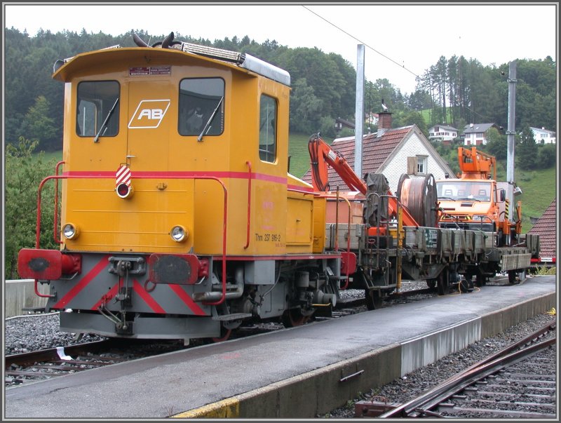 Neu verfgt die AB/RHB auch ber eine Zahnraddiesellok (Thm 237 916-2), die wie die Dampflok Rosa von der Maschinenfabrik Rti im Zrcher Oberland stammt. Hier im Bahnhof Heiden Fahrleitungsmontagewagen. (16.08.2007)