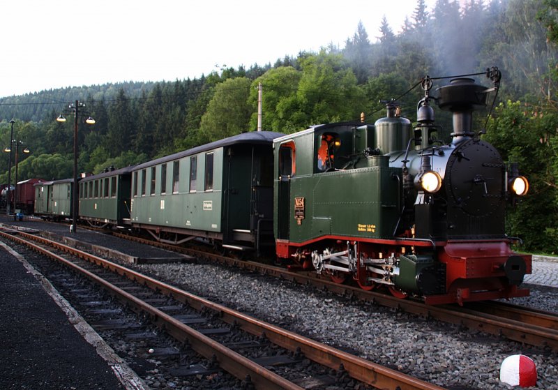 Neubau IK 54 am Abend des 15.07.09 gegen 21:30 Uhr im Bahnhof Schmalzgrube. Man hat exta fr mich die Bahnsteigbeleuchtung angeschaltet. Danke nochmal an dieser Stelle.