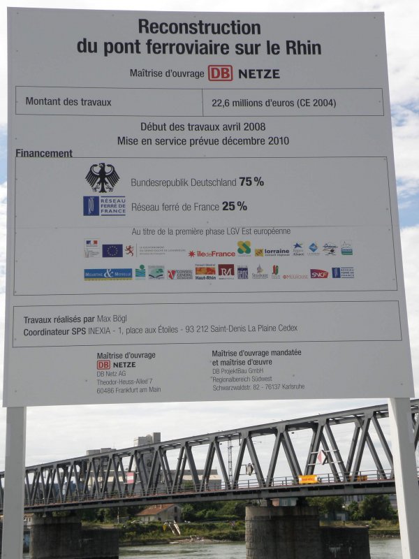 Neubau der Kehler Rheinbrcke. Zwei Infotafeln informieren bereits am 10. August 2008 ber Baudetails. Im Hintergrund die Brcke.