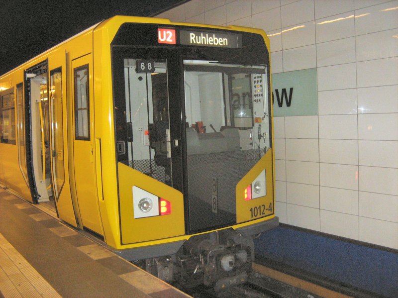 Neubau-Kleinprofilwagen der Berliner U-Bahn im U-Bhf. Pankow, 5. 10. 2008
