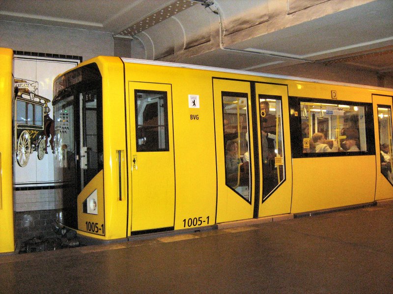 Neubau-Kleinprofilzug der Berliner U-Bahn auf der Linie U2 im U-Bhf. Klosterstrasse, 5. 10. 2008
