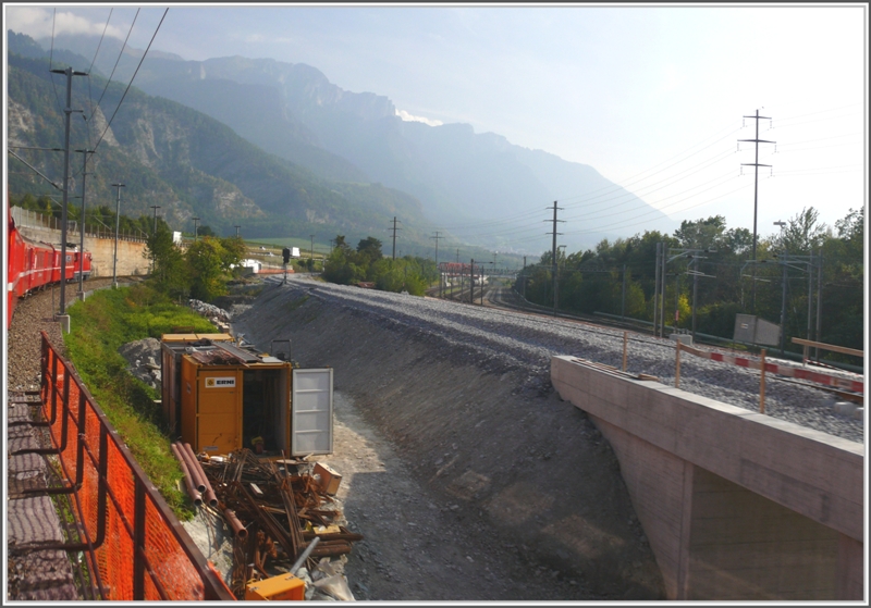 Neubaustrecke bei der RhB zwischen Zizers und Untervaz-Trimmis. Um eine scharfe S-Kurve zu eliminieren, wird die Strecke auf ca 300m gestreckt und so die Geschwindigkeit durchwegs auf 80km/h erhht. (24.09.2009)