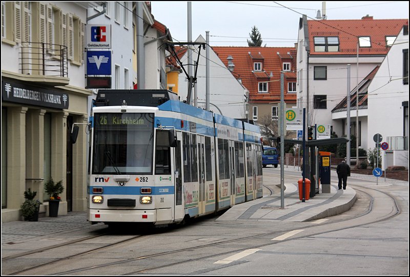 Neubaustrecke durch Heidelberg-Kirchheim - 

Die Haltestelle Odenwaldstraße wurde mit Mittelbahnsteig angelegt. Das Stadteinwärts-Gleis verschwenkt hier auf die Fahrspur des Individualverkehrs. 

28.02.2009 (M)