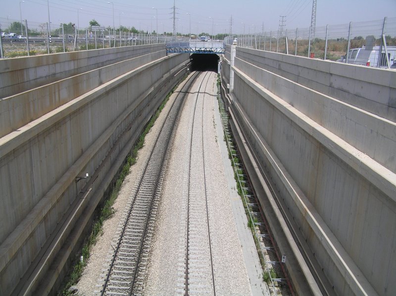 Neubaustrecke Tel Aviv - Modi'In / Jerusalem am 07.05.2007. Die Strecke war zu diesem Zeitpunkt teilweise im Betrieb, die Zge endeten am Flughafen Ben Gurion. Inzwischen sind hier beide Gleise befahren und die Strecke endet jetzt in Modi'In, in einem Tunnelbahnhof. (Israel 07.05.2007)