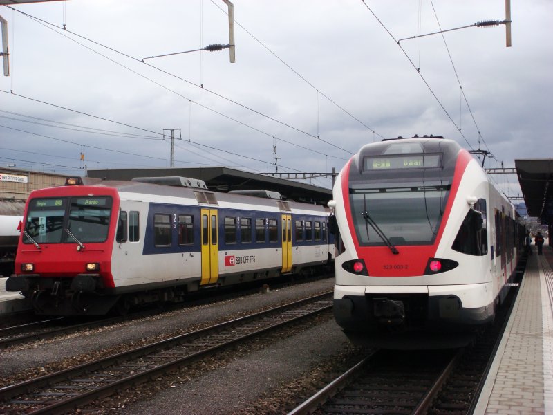 Neue und ltere Regoinalzuggeneration in Rotkreuz am 29.02.2008: Links steht ein NPZ als Regio nach Aarau und rechts der RABe 523 003 als S 1 nach Baar.