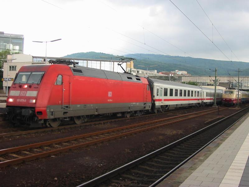 Neue und alte Generation des Fernverkehrs treffen sich in Heidelberg Hbf, links die 101 mit ihrem IC und rechts die 103-113 die mit ihrem Sonderzug abgestellt ist.