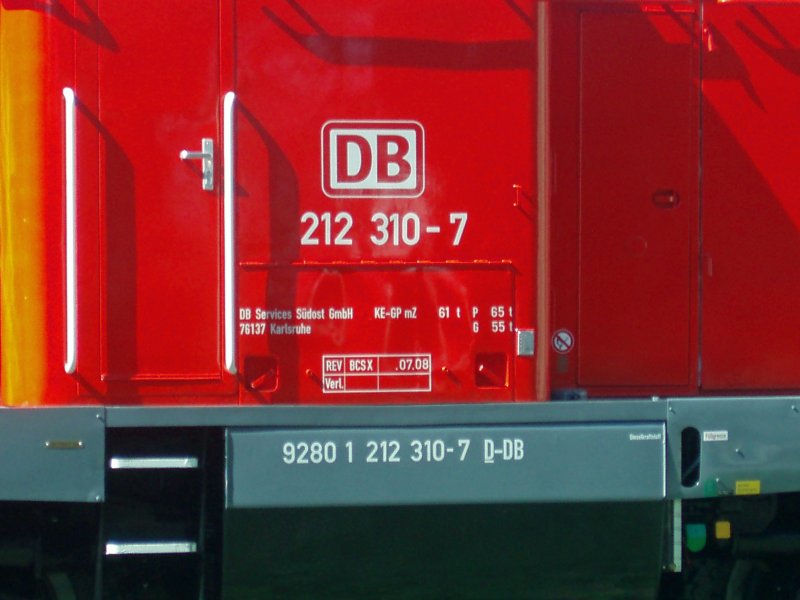 Neue und alte Nummer der 212 310-7 .(Kleine Frage:Seit wann steht die PLZ des Heimatortes an der Lok.)