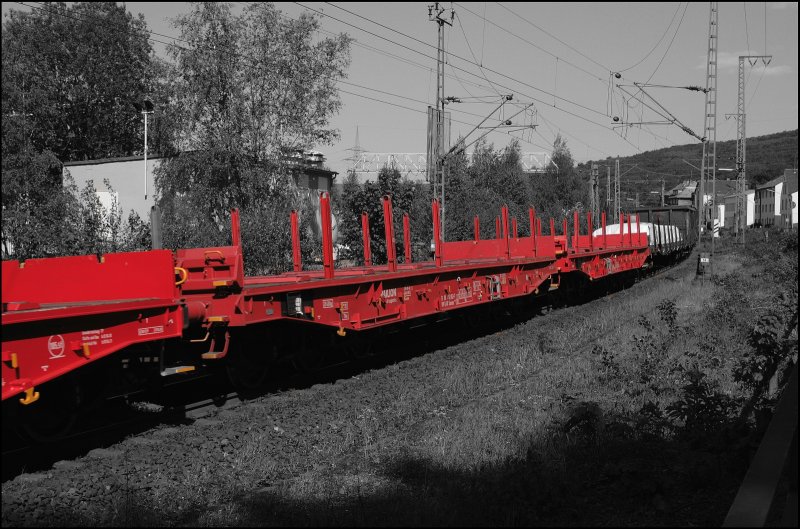 Neue Flachwagen Sammns(?), mit RAILION DB Logistics Logo, hier in einem Gterzug bei der Einfahrt in Hagen-Vorhalle. (10.05.2008)