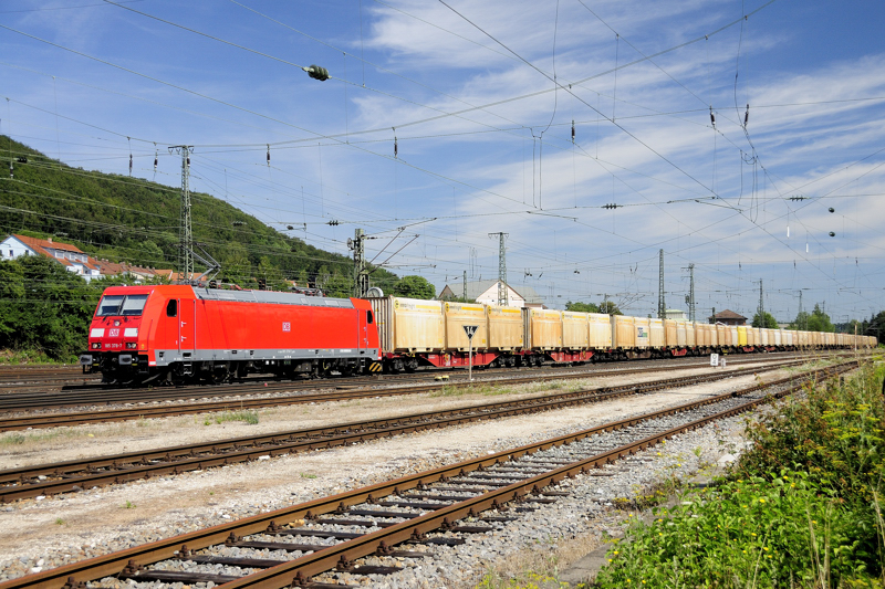 Neue Fotostelle ausprobiert: 185 378-7 zieht einen Hackschnitzel-Containerzug durch die Nordeinfahrt des Bahnhofs von Treuchtlingen. (29.07.2009)