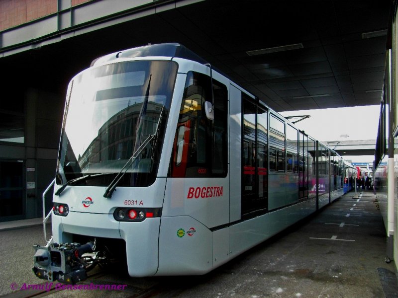 Neue Hochflur-Tram von Stadler fr die Bochum-Gelsenkirchener-Straenbahn: Bogestra Wagen 6031 vom Typ Tango (Hochflur-ZR).
28.09.2008 INNOTRANS Berlin